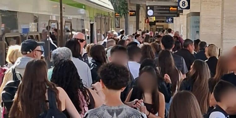 Cagliari, treni presi d’assalto per raggiungere la festa di Sant’Efisio: 10 convogli straordinari sulla linea Cagliari- San Gavino/Oristano