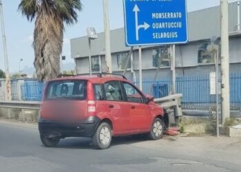 Auto si schianta contro un muro, traffico in tilt da via Mercalli sino all’Asse Mediano