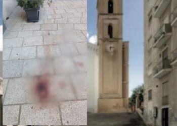 Macchie di sangue in piazza Sant’Eulalia, l’ironia dei residenti: “Installazione artistica densa di significato”