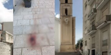 Macchie di sangue in piazza Sant’Eulalia, l’ironia dei residenti: “Installazione artistica densa di significato”