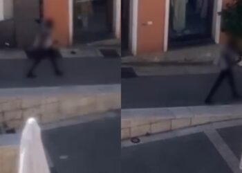 Cagliari, paura in piazzetta Savoia: un giovane urla, insulta, lancia e spacca oggetti -VIDEO