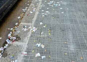 Cagliari, un tappeto di cartacce dopo il ritiro della spazzatura: “Immagine di una strada trascurata”