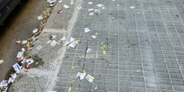 Cagliari, un tappeto di cartacce dopo il ritiro della spazzatura: “Immagine di una strada trascurata”