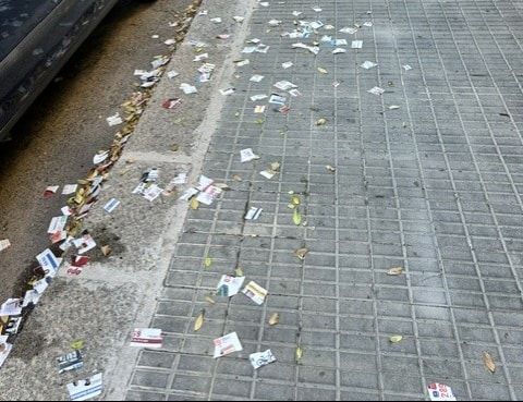Cagliari, un tappeto di cartacce dopo il ritiro della spazzatura: “Immagine di una strada trascurata”