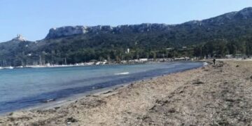 Poetto “spettacolare” anche con la posidonia: “I turisti apprezzeranno il meraviglioso paesaggio naturalistico di Cagliari”