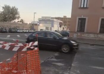 Cagliari, lavori in corso nella strada super trafficata: in viale la Playa è vietato dormire