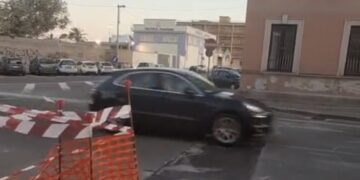 Cagliari, lavori in corso nella strada super trafficata: in viale la Playa è vietato dormire