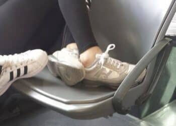 Quartu, riprende una ragazzina con i piedi sul sedile del bus e rischia di essere picchiata dal branco