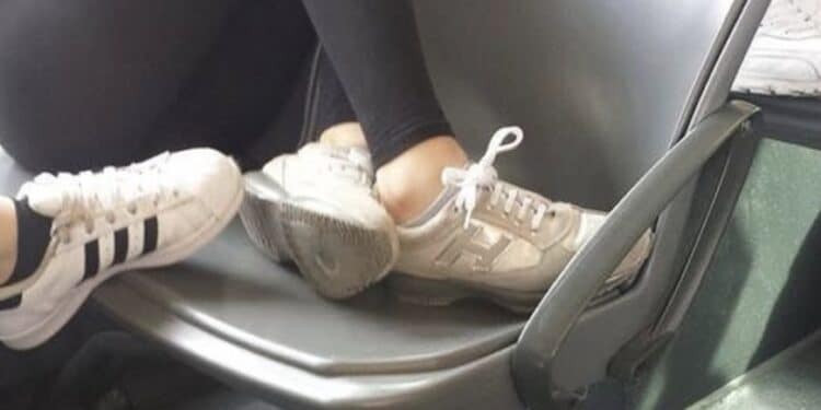 Quartu, riprende una ragazzina con i piedi sul sedile del bus e rischia di essere picchiata dal branco