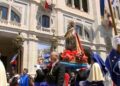 Cagliari, commozione per Sant’Efisio portato a spalla fra i fedeli: il martire in cammino verso Nora