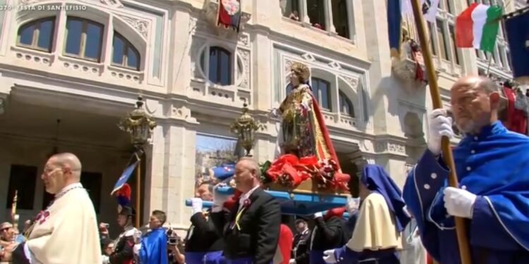 Cagliari, commozione per Sant’Efisio portato a spalla fra i fedeli: il martire in cammino verso Nora