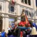 Cagliari, commozione per Sant’Efisio portato a spalla fra i fedeli: il martire in cammino verso Nora