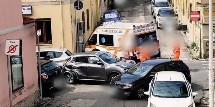Cagliari, crash fra auto a un incrocio di Pirri: caos tra via Cillocco e via Randaccio