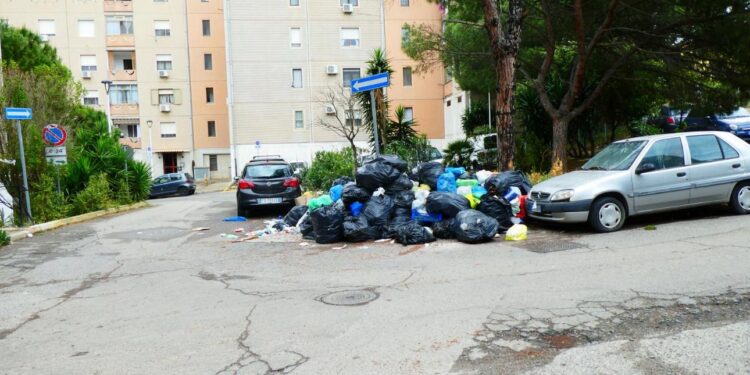 Cagliari, degrado a Sant’Elia: “Rifiuti in strada per settimana, amministrazione indifferente e assente”
