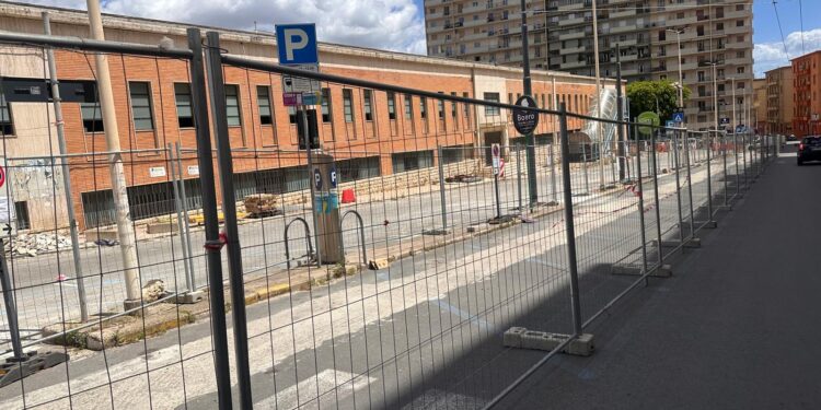 Cagliari, spariscono anche gli ultimi parcheggi: ingabbiati decine di posti auto intorno al mercato di San Benedetto