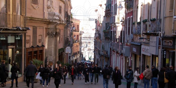 Cagliari, bus turistici senza parcheggi: “Autisti costretti a girare per ore, così i tour operator scappano”