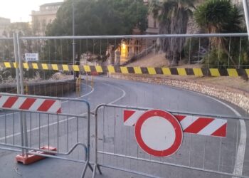 Cagliari, abitanti di Castello disperati: tra cantieri aperti e giri turistici in trenino il parcheggio è un miraggio