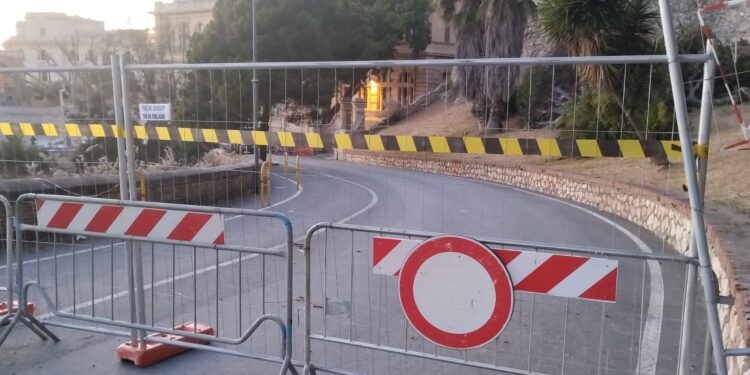 Cagliari, abitanti di Castello disperati: tra cantieri aperti e giri turistici in trenino il parcheggio è un miraggio