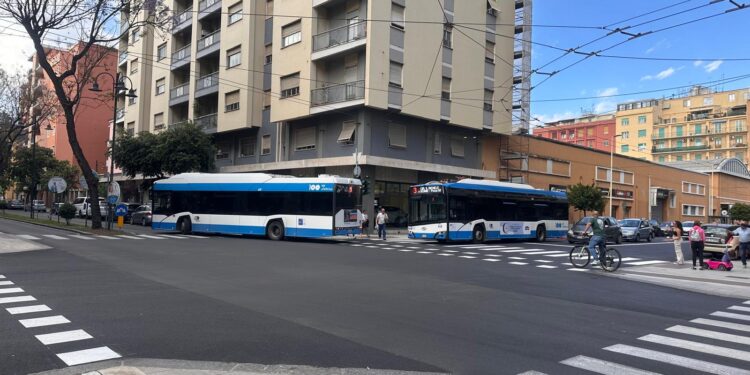Cagliari, due bus del Ctm bloccati da un’auto fuori parcheggio fra via Dante e via Petrarca