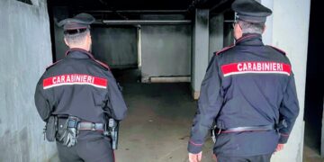 Cagliari, due chili di droga nel vano ascensore: blitz in un condominio per il forte odore di marijuana