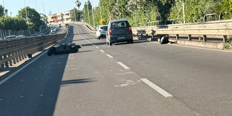 Cagliari, si schianta con lo scooter sull’asse mediano: 50enne in coma al Brotzu