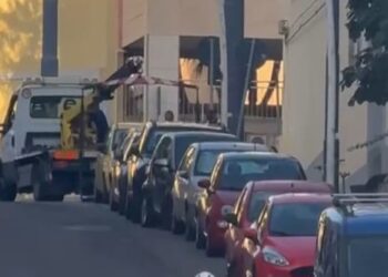 Cagliari, la sosta selvaggia impedisce la svolta ai bus: strage di veicoli rimossi dal carroattrezzi in via Nazario Sauro
