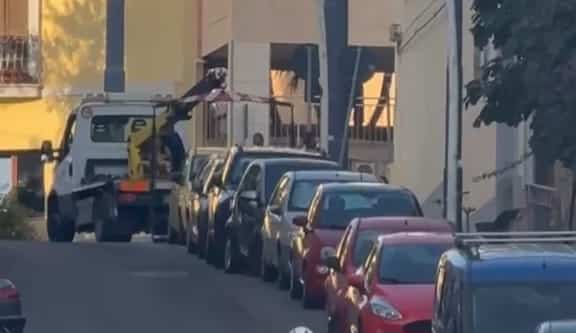 Cagliari, la sosta selvaggia impedisce la svolta ai bus: strage di veicoli rimossi dal carroattrezzi in via Nazario Sauro