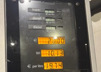 Benzina choc a Cagliari, nella notte si sfiorano i due euro a litro: consumatori infuriati