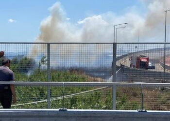 Samassi, grosso incendio a due passi dal centro abitato: in azione i vigili del fuoco (VIDEO)