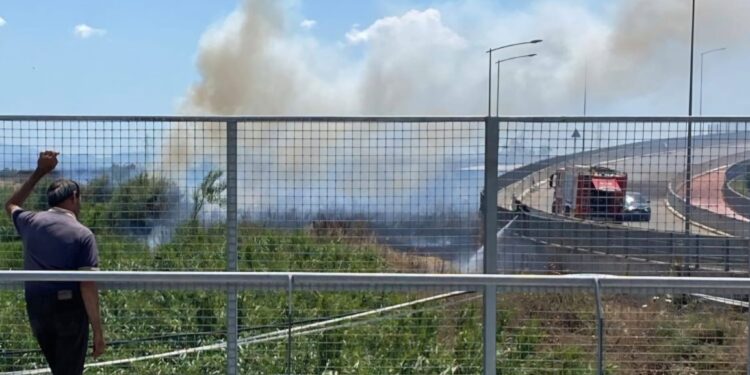 Samassi, grosso incendio a due passi dal centro abitato: in azione i vigili del fuoco (VIDEO)