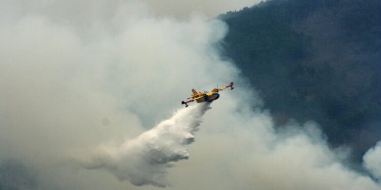 Incendi in Sardegna, basta dubbi: “Nessuna riduzione dei canadair, operativa l’intera flotta”
