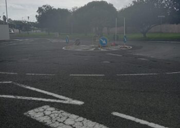 Cagliari, residenti del quartiere Europeo denunciano degrado e pericoli: “Cartello a terra da un anno vicino ai vigili”