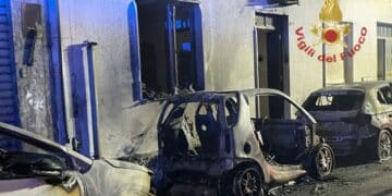 Paura nella notte a Quartu: auto parcheggiate in fiamme, danneggiata la facciata di un palazzo e una famiglia evacuata