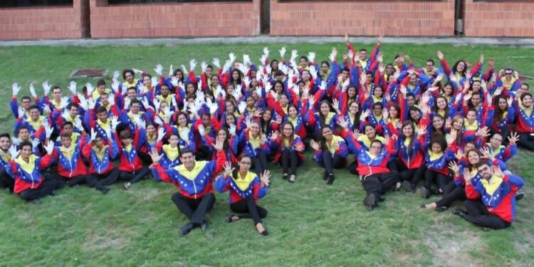 Alla Domus l’inno rossoblù in Lis grazie al coro “Manos Blancas”