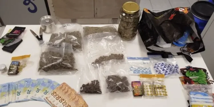Cagliari, blitz della polizia al Cep: in casa di un 32enne un chilo di droga e soldi