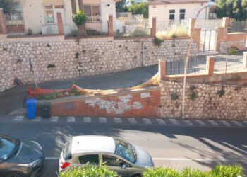 Cagliari, via San Saturnino: allarme sicurezza davanti all’asilo per parapetto pericolante e degrado