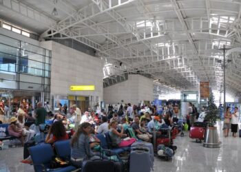 Cagliari, aeroporto sotto accusa: “Niente acqua né punti ristoro dopo i controlli doganali, tante segnalazioni e nessuna risposta”