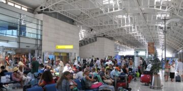 Cagliari, aeroporto sotto accusa: “Niente acqua né punti ristoro dopo i controlli doganali, tante segnalazioni e nessuna risposta”
