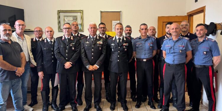 Riconoscimento del merito e vicinanza al territorio: il Generale Luigi Grasso consegna due encomi ai Carabinieri della Compagnia di Carbonia