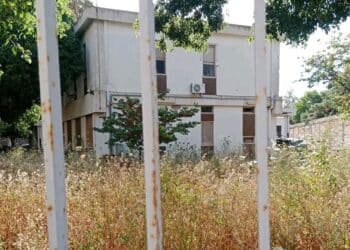 Cagliari, la scuola dell’infanzia di via Fermi chiusa e dimenticata: “Erba alta e luci accese giorno e notte”