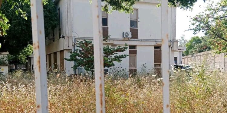 Cagliari, la scuola dell’infanzia di via Fermi chiusa e dimenticata: “Erba alta e luci accese giorno e notte”