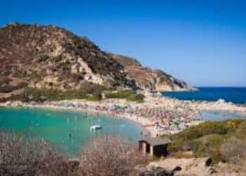 Punta Molentis finisce sul Guardian: stupore nel Regno Unito per il divieto degli ombrelloni
