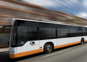 Compra il biglietto online, paga ma l’app non lo registra: turista multato sul bus a Cagliari