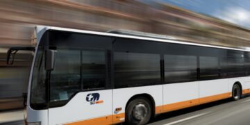 Compra il biglietto online, paga ma l’app non lo registra: turista multato sul bus a Cagliari