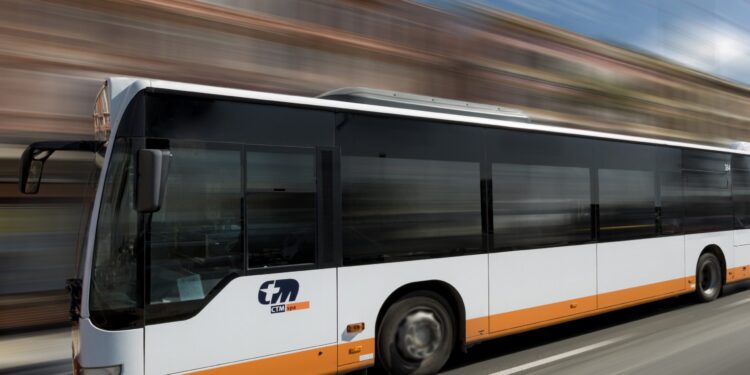 Compra il biglietto online, paga ma l’app non lo registra: turista multato sul bus a Cagliari