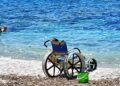 In carrozzina fino al mare, poi il bagno tra le onde: il sorriso della libertà commuove una spiaggia