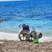 In carrozzina fino al mare, poi il bagno tra le onde: il sorriso della libertà commuove una spiaggia