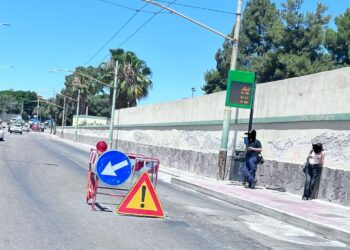 Cagliari, è allarme sicurezza per le strade: tombini saltati, asfalto ceduto, avvallamenti e transenne