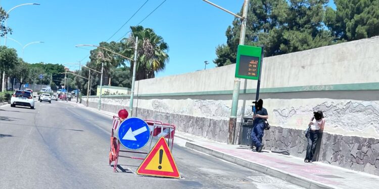 Cagliari, è allarme sicurezza per le strade: tombini saltati, asfalto ceduto, avvallamenti e transenne