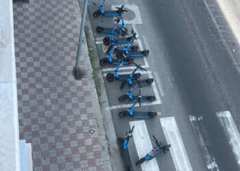 Cagliari, monopattini ammassati sulle strisce pedonali: la protesta dei residenti di via Abruzzi
